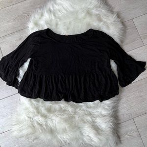 FREE PEOPLE black crop top! Super cute details and thin material ✨🫶🏽